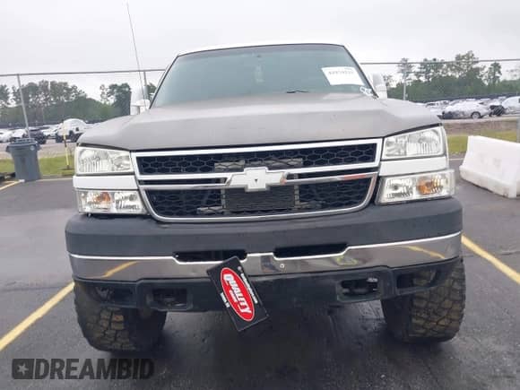 2004 Chevrolet Silverado 2500HD LT z VIN 1GCHK29164E130488, wystawiony jako IAAI lot #42934215 z przebiegiem 380 858 mil mil oraz . Historia ofert i sprzedaży dostępna na DreamBid. Obrazek 6.