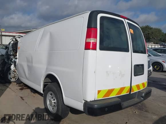 2014 Chevrolet Express Cargo z VIN 1GCWGGFAXE1149130, wystawiony jako IAAI lot #37273590 z przebiegiem 210 000 mil mil oraz . Historia ofert i sprzedaży dostępna na DreamBid. Obrazek 3.