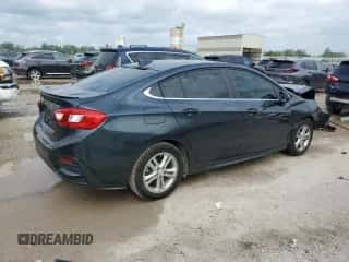 2017 Chevrolet Cruze LT z VIN 1G1BE5SM2H7128713, wystawiony jako Copart lot #83829675 z przebiegiem Nie podano mil oraz Szkoda całkowita • Salvage title. Historia ofert i sprzedaży dostępna na DreamBid. Obrazek 3.