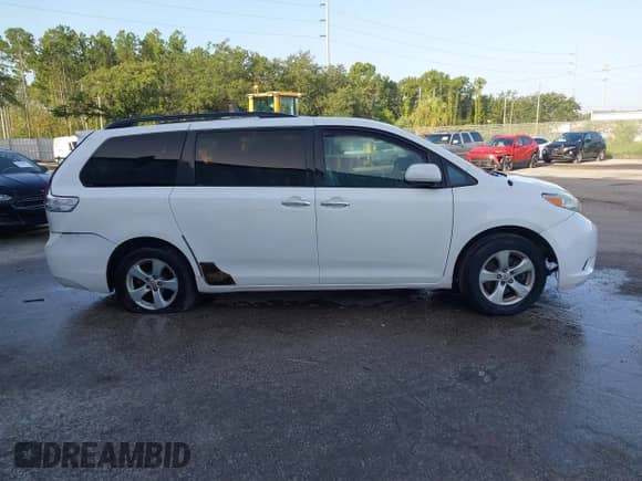 2012 Toyota Sienna z VIN 5TDKA3DC0CS011528, wystawiony jako IAAI lot #42767333 z przebiegiem 216 670 mil mil oraz . Historia ofert i sprzedaży dostępna na DreamBid. Obrazek 13.