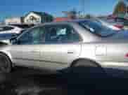 1998 Honda Accord LX z VIN 1HGCG1642WA070628, wystawiony jako IAAI lot #41457636 z przebiegiem 260 036 mil mil oraz . Historia ofert i sprzedaży dostępna na DreamBid. Obrazek 15.