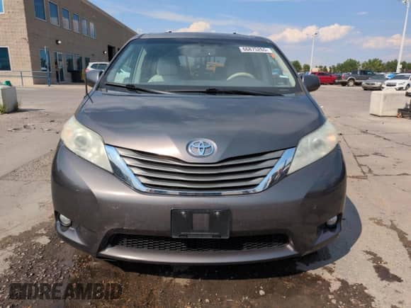 2012 Toyota Sienna XLE z VIN 5TDDK3DCXCS031999, wystawiony jako Copart lot #66875265 z przebiegiem 136 188 mil mil oraz Szkoda całkowita • Salvage title. Historia ofert i sprzedaży dostępna na DreamBid. Obrazek 5.
