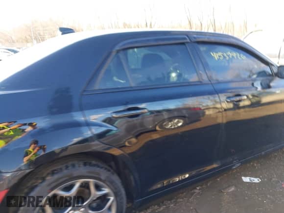 2015 Chrysler 300 S с VIN 2C3CCAGG4FH909090, выставлен на аукционе IAAI как лот 41537926 с пробегом 124 382 миль миль и . История ставок и продаж доступна на DreamBid. Изображение 13.