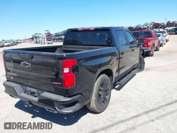 2022 Chevrolet Silverado 1500 RST z VIN 3GCUDEET8NG680920, wystawiony jako IAAI lot #41595611 z przebiegiem 43 457 mil mil oraz . Historia ofert i sprzedaży dostępna na DreamBid. Obrazek 4.