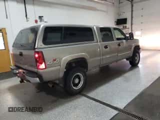 2003 Chevrolet Silverado 1500HD LS z VIN 1GCGK13U53F120908, wystawiony jako Copart lot #47984645 z przebiegiem 225 217 mil mil oraz Czysty tytuł • Clean title. Historia ofert i sprzedaży dostępna na DreamBid. Obrazek 3.