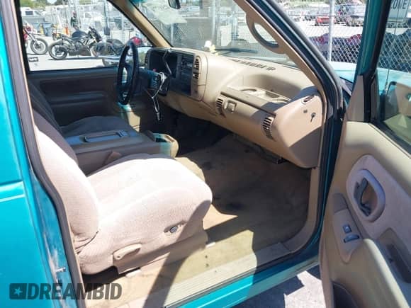 1995 GMC Sierra 1500 z VIN 2GTEC19K7S1506164, wystawiony jako IAAI lot #42595774 z przebiegiem 202 675 mil mil oraz . Historia ofert i sprzedaży dostępna na DreamBid. Obrazek 5.