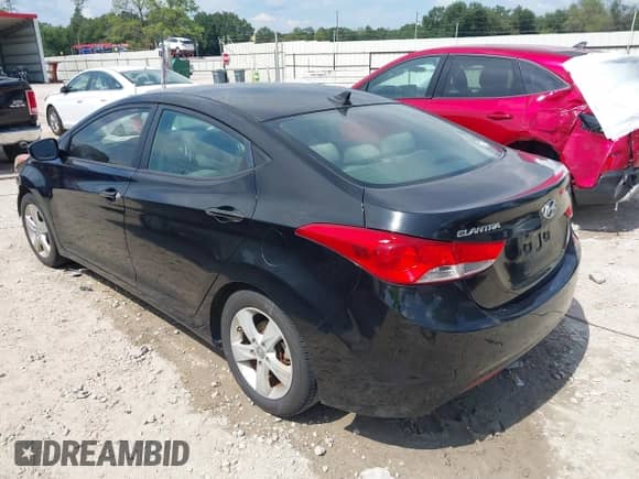 2013 Hyundai Elantra GLS z VIN KMHDH4AE2DU493590, wystawiony jako IAAI lot #43301889 z przebiegiem 101 499 mil mil oraz . Historia ofert i sprzedaży dostępna na DreamBid. Obrazek 3.