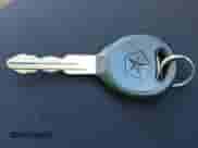 2000 Dodge Neon Highline z VIN 1B3ES46C8YD677036, wystawiony jako IAAI lot #41842517 z przebiegiem 107 458 mil mil oraz . Historia ofert i sprzedaży dostępna na DreamBid. Obrazek 11.