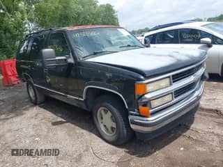 1996 Chevrolet Tahoe z VIN 1GNEC13R7TJ377895, wystawiony jako IAAI lot #42523646 z przebiegiem 267 990 mil mil oraz . Historia ofert i sprzedaży dostępna na DreamBid. Obrazek 1.