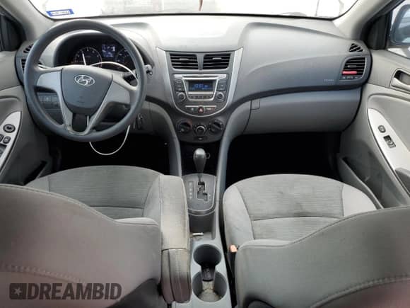 2016 Hyundai Accent SE z VIN KMHCT4AE5GU061073, wystawiony jako Copart lot #82587875 z przebiegiem 131 748 mil mil oraz Czysty tytuł • Clean title. Historia ofert i sprzedaży dostępna na DreamBid. Obrazek 8.