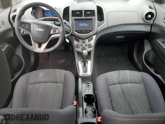 2015 Chevrolet Sonic LT с VIN 1G1JC5SH4F4103198, выставлен на аукционе Copart как лот 71363595 с пробегом 124 822 миль миль и Списание • Salvage title. История ставок и продаж доступна на DreamBid. Изображение 8.
