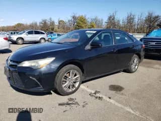 2016 Toyota Camry SE z VIN 4T1BF1FK2GU122718, wystawiony jako Copart lot #82702105 z przebiegiem 222 202 mil mil oraz Czysty tytuł • Clean title. Historia ofert i sprzedaży dostępna na DreamBid. Obrazek 1.