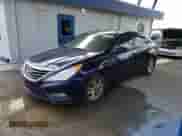2013 Hyundai Sonata GLS z VIN 5NPEB4AC8DH588920, wystawiony jako Copart lot #71924325 z przebiegiem 176 592 mil mil oraz Czysty tytuł • Clean title. Historia ofert i sprzedaży dostępna na DreamBid. Obrazek 1.