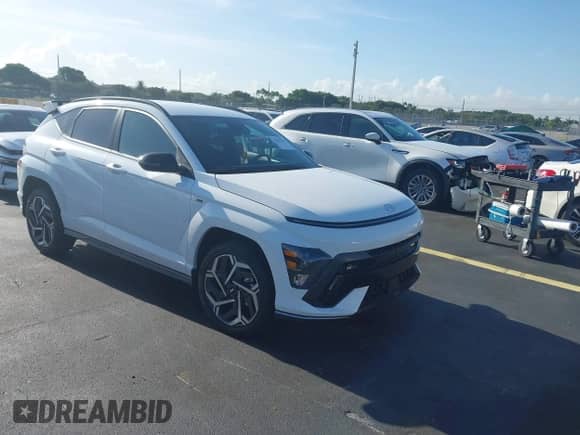 2025 Hyundai Kona N Line S z VIN KM8HBCA37SU232951, wystawiony jako IAAI lot #42907314 z przebiegiem 1 268 mil mil oraz . Historia ofert i sprzedaży dostępna na DreamBid. Obrazek 1.