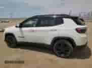 2018 Jeep Compass Latitude z VIN 3C4NJCBB2JT318340, wystawiony jako Copart lot #65468945 z przebiegiem 68 133 mil mil oraz Szkoda całkowita • Salvage title. Historia ofert i sprzedaży dostępna na DreamBid. Obrazek 2.