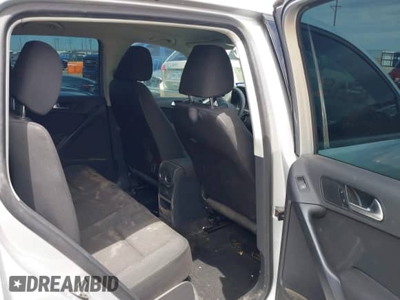 2017 Volkswagen Tiguan S с VIN WVGBV7AX6HK051108, выставлен на аукционе IAAI как лот 42451827 с пробегом 58 462 миль миль и . История ставок и продаж доступна на DreamBid. Изображение 8.