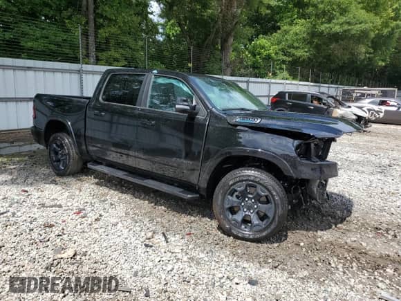 2025 Ram 1500 Big Horn z VIN 1C6RREFG7SN568449, wystawiony jako Copart lot #61399655 z przebiegiem 5 632 mil mil oraz Szkoda całkowita • Salvage title. Historia ofert i sprzedaży dostępna na DreamBid. Obrazek 4.