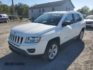 2012 Jeep Compass Sport z VIN 1C4NJDBB1CD520455, wystawiony jako Copart lot #84724405 z przebiegiem 198 354 mil mil oraz Czysty tytuł • Clean title. Historia ofert i sprzedaży dostępna na DreamBid. Obrazek 1.