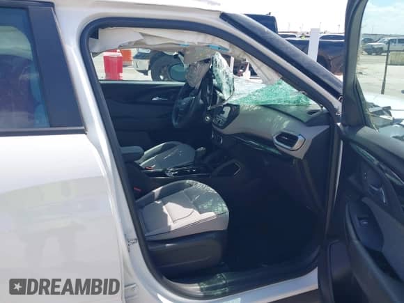 2022 Chevrolet TrailBlazer LS z VIN KL79MMS28NB125371, wystawiony jako IAAI lot #43288453 z przebiegiem 35 165 mil mil oraz . Historia ofert i sprzedaży dostępna na DreamBid. Obrazek 5.