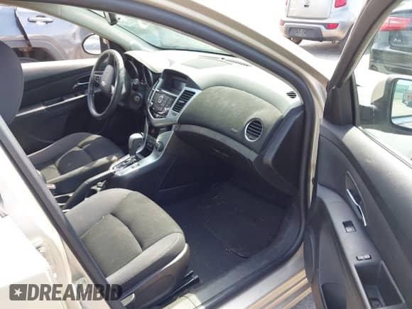 2015 Chevrolet Cruze LT z VIN 1G1PC5SB3F7172274, wystawiony jako IAAI lot #42868553 z przebiegiem 111 758 mil mil oraz . Historia ofert i sprzedaży dostępna na DreamBid. Obrazek 5.