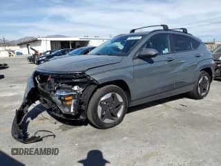 2025 Hyundai Kona SEL z VIN KM8HC3A60SU030878, wystawiony jako Copart lot #69259435 z przebiegiem 821 mil mil oraz Szkoda całkowita • Salvage title. Historia ofert i sprzedaży dostępna na DreamBid. Obrazek 1.