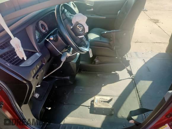 2015 Toyota Sienna SE with VIN 5TDXK3DC7FS676854, listed as a Copart auction lot 82444865 with 60,605 mi miles and Salvage title. Bid and sale history available at DreamBid. Image 7.