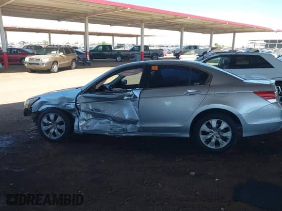 2008 Honda Accord EX z VIN JHMCP26718C061309, wystawiony jako IAAI lot #43315896 z przebiegiem 184 006 mil mil oraz . Historia ofert i sprzedaży dostępna na DreamBid. Obrazek 15.