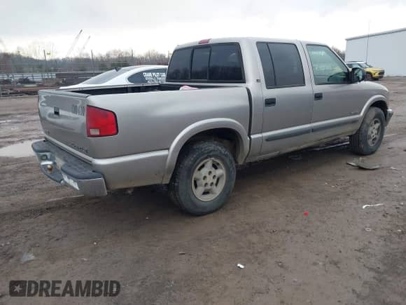 2001 Chevrolet S-10 LS with VIN 1GCDT13W41K176585, listed as a IAAI auction lot 41428911 with 114,733 mi miles and . Bid and sale history available at DreamBid. Image 4.
