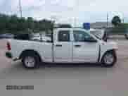 2022 Ram 1500 Tradesman z VIN 1C6RR6FG7NS152364, wystawiony jako IAAI lot #38275780 z przebiegiem Nie podano mil oraz . Historia ofert i sprzedaży dostępna na DreamBid. Obrazek 14.