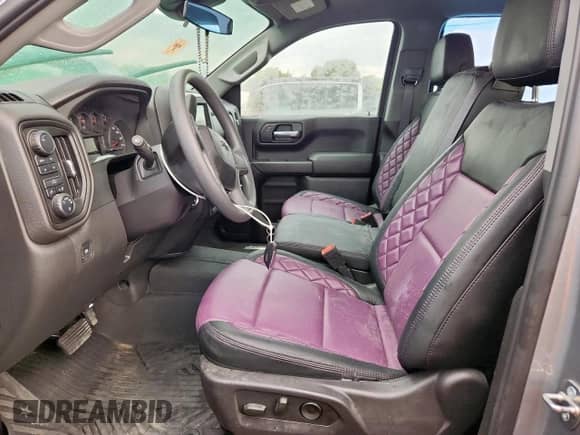 2024 Chevrolet Silverado 1500 Custom Trail Boss z VIN 3GCUDCE88RG346358, wystawiony jako Copart lot #62258825 z przebiegiem Nie podano mil oraz Szkoda całkowita • Salvage title. Historia ofert i sprzedaży dostępna na DreamBid. Obrazek 7.