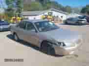 1998 Toyota Camry LE z VIN 4T1BG22K4WU360156, wystawiony jako IAAI lot #43477910 z przebiegiem 123 263 mil mil oraz . Historia ofert i sprzedaży dostępna na DreamBid. Obrazek 1.