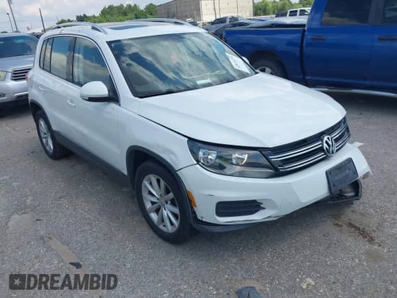 2017 Volkswagen Tiguan Wolfsburg Edition z VIN WVGRV7AX2HK006195, wystawiony jako IAAI lot #42874273 z przebiegiem 135 708 mil mil oraz . Historia ofert i sprzedaży dostępna na DreamBid. Obrazek 1.