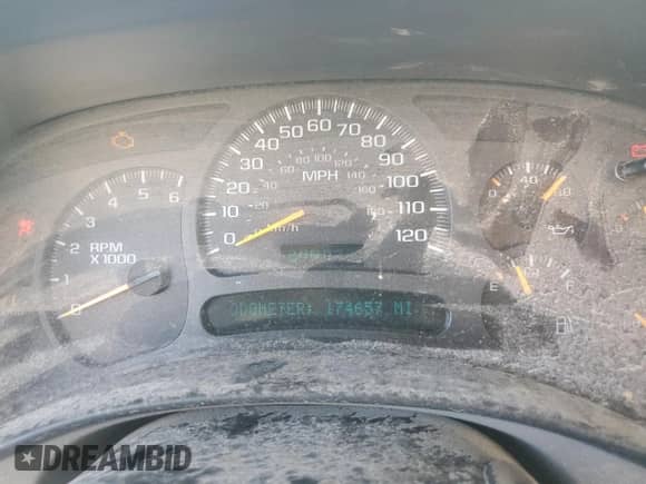 2003 Chevrolet Silverado 1500HD LS z VIN 1GCGK13U83F159881, wystawiony jako Copart lot #65722835 z przebiegiem 174 657 mil mil oraz Szkoda całkowita • Salvage title. Historia ofert i sprzedaży dostępna na DreamBid. Obrazek 9.