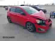 2016 Chevrolet Sonic RS z VIN 1G1JG6SB6G4168724, wystawiony jako IAAI lot #41363232 z przebiegiem 99 818 mil mil oraz . Historia ofert i sprzedaży dostępna na DreamBid. Obrazek 1.