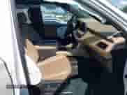 2021 Chevrolet Suburban Premier z VIN 1GNSKFKD5MR232530, wystawiony jako IAAI lot #42554269 z przebiegiem 92 365 mil mil oraz . Historia ofert i sprzedaży dostępna na DreamBid. Obrazek 5.