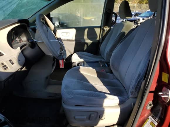 2011 Toyota Sienna LE with VIN 5TDKK3DC6BS132270, listed as a Copart auction lot 86675965 with 305,000 mi miles and Salvage title. Bid and sale history available at DreamBid. Image 7.