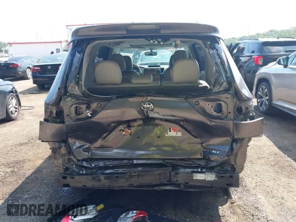 2014 Toyota Sienna XLE с VIN 5TDYK3DC7ES415582, выставлен на аукционе IAAI как лот 42871649 с пробегом 141 152 миль миль и . История ставок и продаж доступна на DreamBid. Изображение 17.