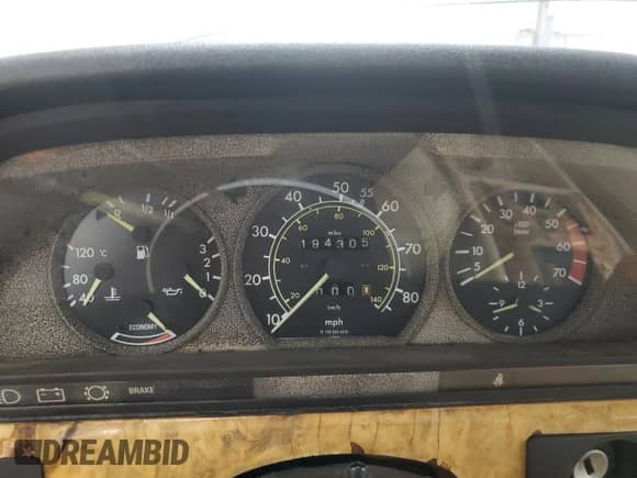 1982 Mercedes-Benz 380 z VIN WDBCA43A7CB002423, wystawiony jako Copart lot #73436484 z przebiegiem 194 305 mil mil oraz Czysty tytuł • Clean title. Historia ofert i sprzedaży dostępna na DreamBid. Obrazek 9.