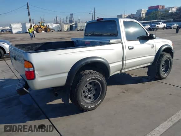 2004 Toyota Tacoma PreRunner z VIN 5TENM92N74Z315147, wystawiony jako IAAI lot #43494145 z przebiegiem 300 130 mil mil oraz . Historia ofert i sprzedaży dostępna na DreamBid. Obrazek 4.