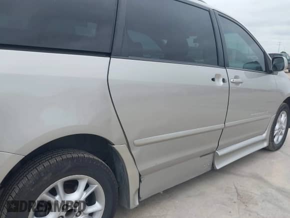 2006 Toyota Sienna XLE z VIN 5TDZA22C56S504007, wystawiony jako IAAI lot #42381620 z przebiegiem 151 937 mil mil oraz . Historia ofert i sprzedaży dostępna na DreamBid. Obrazek 6.