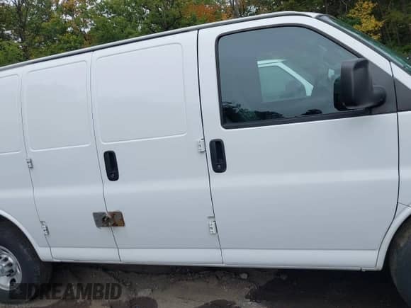 2017 Chevrolet Express Cargo z VIN 1GCWGAFFXH1342794, wystawiony jako IAAI lot #43175165 z przebiegiem 126 077 mil mil oraz . Historia ofert i sprzedaży dostępna na DreamBid. Obrazek 13.