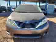 2015 Toyota Sienna LE z VIN 5TDKK3DC5FS571577, wystawiony jako Copart lot #82263595 z przebiegiem 120 131 mil mil oraz Szkoda całkowita • Salvage title. Historia ofert i sprzedaży dostępna na DreamBid. Obrazek 5.