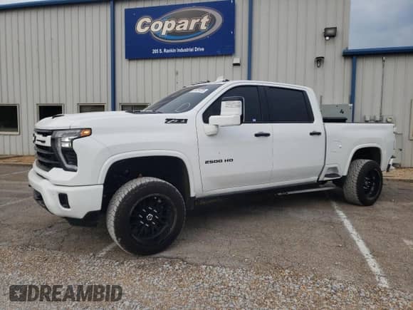 2024 Chevrolet Silverado 2500HD LTZ z VIN 2GC4YPEY8R1188561, wystawiony jako Copart lot #61419725 z przebiegiem 13 902 mil mil oraz Szkoda całkowita • Salvage title. Historia ofert i sprzedaży dostępna na DreamBid. Obrazek 1.