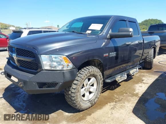 2018 Ram 1500 Express z VIN 1C6RR7FT6JS256826, wystawiony jako IAAI lot #43173926 z przebiegiem 63 239 mil mil oraz . Historia ofert i sprzedaży dostępna na DreamBid. Obrazek 2.