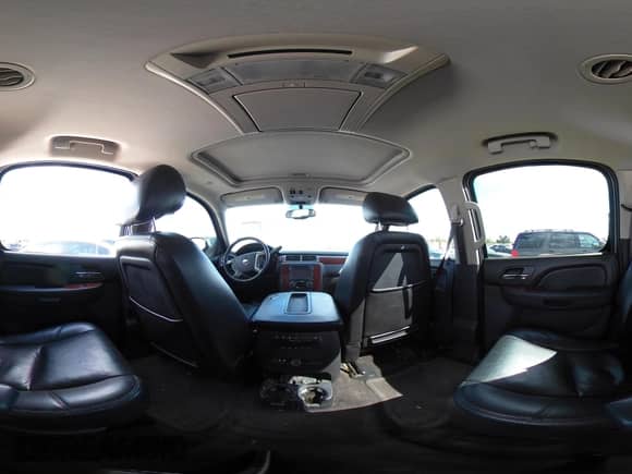 2013 Chevrolet Suburban LTZ z VIN 1GNSCKE04DR151162, wystawiony jako IAAI lot #43409568 z przebiegiem 224 131 mil mil oraz . Historia ofert i sprzedaży dostępna na DreamBid. Obrazek 18.