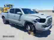 2020 Toyota Tacoma SR5 z VIN 3TMBZ5DN9LM027314, wystawiony jako IAAI lot #42258246 z przebiegiem 81 254 mil mil oraz . Historia ofert i sprzedaży dostępna na DreamBid. Obrazek 1.