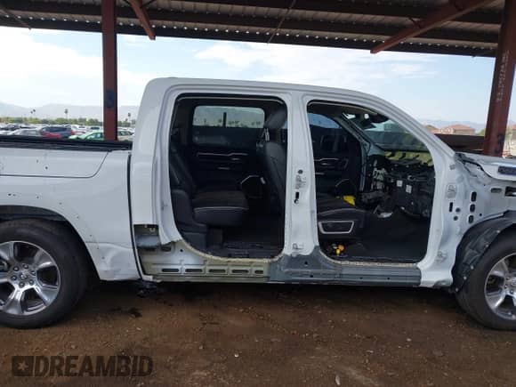 2022 Ram 1500 Laramie z VIN 1C6SRFJT5NN150651, wystawiony jako IAAI lot #43082621 z przebiegiem Nie podano mil oraz . Historia ofert i sprzedaży dostępna na DreamBid. Obrazek 14.