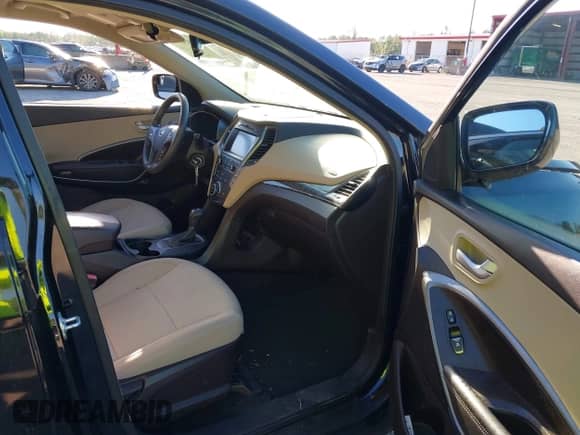 2017 Hyundai Santa Fe 2.4L с VIN 5NMZU3LB8HH012323, выставлен на аукционе IAAI как лот 43436599 с пробегом 48 656 миль миль и . История ставок и продаж доступна на DreamBid. Изображение 5.