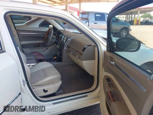 2008 Chrysler 300 C Hemi with VIN 2C3LA63H78H262852, listed as a IAAI auction lot 42610698 with 208,197 mi miles and . Bid and sale history available at DreamBid. Image 5.