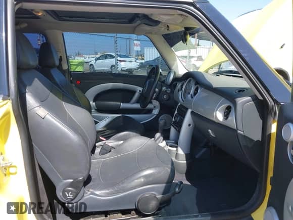 2004 MINI Hardtop with VIN WMWRC33424TJ62339, listed as a IAAI auction lot 43241929 with 147,645 mi miles and . Bid and sale history available at DreamBid. Image 5.